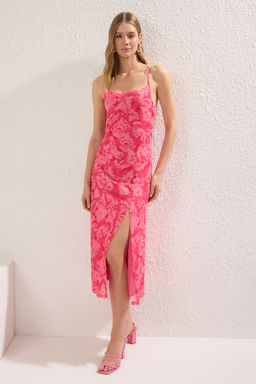 TRENDYOLMILLA Pembe Soyut Cicekli Degaje Yaka Y?rtmacl? A Line/Can Kesim Midi Orme Elbise TWOSS25EL00684