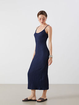 U Yaka Dokulu Elbise