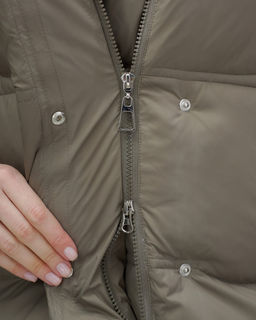 Куртка зимняя женская с большим капюшоном модная коричневого цвета 7739K - Visdeer фото 14