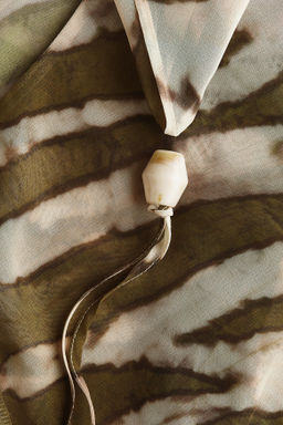 Top asim?trico con escote halter - H&m фото 3