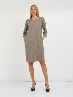 платье в клетку с декоративным элементом