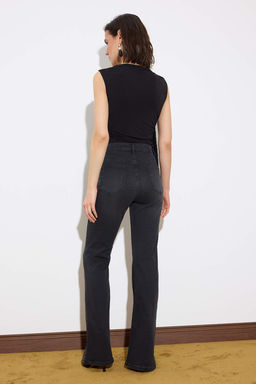 Limited Edition Siyah TOPARLAYICI Yuksek Bel Ekstra Esnek Flare Uzun Boy Jeans TWOSS26JE00103