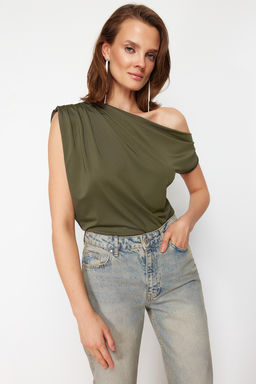 Trendyolmilla Kahverengi Regular/Normal Kal?p Asimetrik Yaka S?f?r Kol C?tc?tl? Esnek Orme Bluz TWOSS24BZ00396