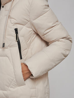 Пальто утепленное молодежное зимнее женское бежевого цвета 589899B - RoccaManer фото 11