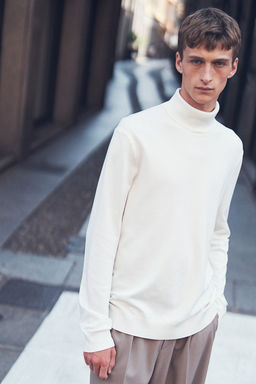 Jersey de cuello alto en punto fino Slim Fit