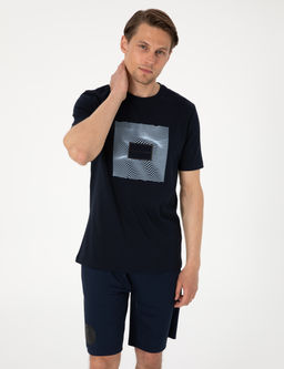Lacivert Regular Fit Is_ya Duyarl_ Renk De_i_tiren Bask_ _er_eveli Ti__rt