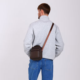 Сумка кросс-боди мужская на молнии, с ручкой, 3 наружных кармана, 17×8.5×20 см, коричневая