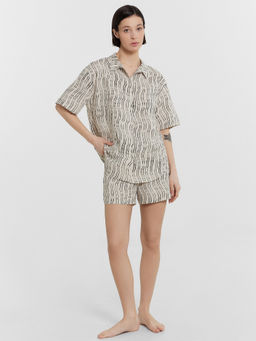 КОМПЛЕКТ ЖЕНСКИЙ (ЖАКЕТ, ШОРТЫ) полоски на молочном 592498