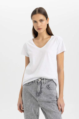 Базовая футболка стандартного кроя с V-образным вырезом и короткими рукавами