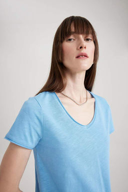 Базовая футболка из 100% хлопка с короткими рукавами и V-образным вырезом стандартного кроя - Defacto фото 4