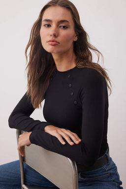 Siyah Dugme Detayl? Dik Yaka Fitted/Vucuda Oturan Orme Bluz TWOAW26BZ00030