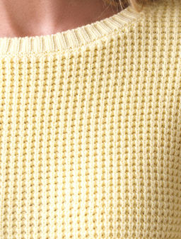 Укороченный джемпер с широкими рукавами рельефной вязки из хлопка с акрилом