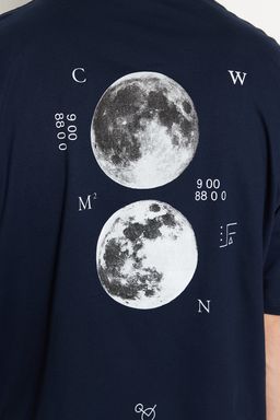 TRENDYOL MAN Lacivert Oversize/Genis Kesim Uzay Bask?l? Etiket Detayl? %100 Pamuklu T-Shirt TMNSS23TS00125 - Trendyolmilla фото 14