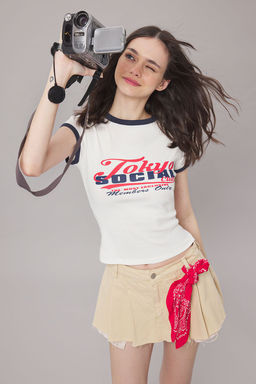 TRENDYOLMILLA Ekru Slogan Bask? Renk Bloklu Fitted/Vucuda Oturan Orme T-Shirt TWOSS25TS00094