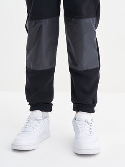 Черный комбинезон с наколенниками для мальчика