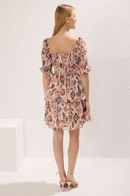 TRENDYOLMILLA Cok Renkli Cicekli Etegi Volanl? Skater/Belden Ac?lan Sifon Mini Astarl? Dokuma Elbise TWOSS22EL2772  фото 4
