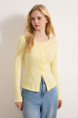 Wardrobe Essentials-Sar? Fitted/Vucuda Oturan Dugmeli Uzun Kollu Raporlu Orme Bluz TWOSS26BZ00246