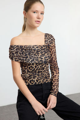 Kahverengi Leopar Bask?l? Asimetrik Yaka Vucuda Oturan Esnek Orme Bluz TWOAW25BZ00314 - Trendyolmilla фото 2