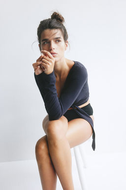 Top cruzado corto