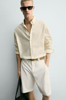BERMUDA RELAXED FIT PLIEGUES LATERALES / Blanco roto