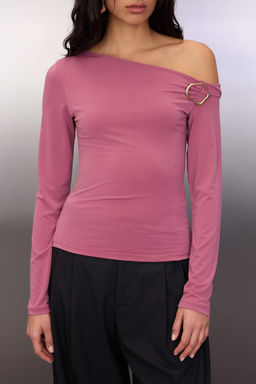 Gul Kurusu Fitted Dusuk Omuzlu Aksesuar Detayl? Asimetrik Yaka Esnek Orme Bluz TWOAW26BZ00075