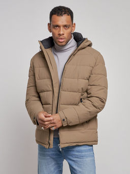 Куртка спортивная мужская зимняя с капюшоном коричневого цвета 8357K