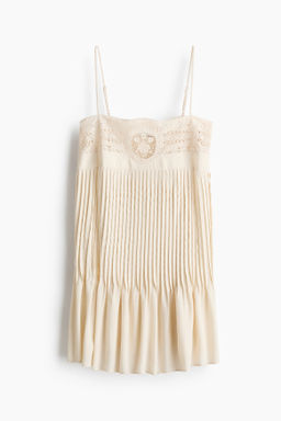 Vestido con jaretas y panel de encaje