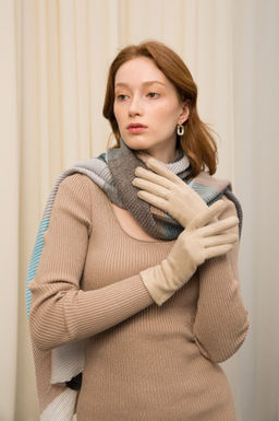 Перчатки с бархатистой поверхностью из полиэстера