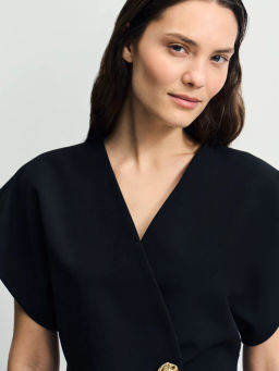 Приталенный жилет с декоративной пуговицей / Zarina