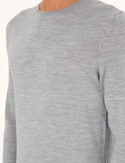 Светло-серый базовый трикотажный свитер из смесовой шерсти приталенного кроя с круглым вырезом - Cacharel фото 7