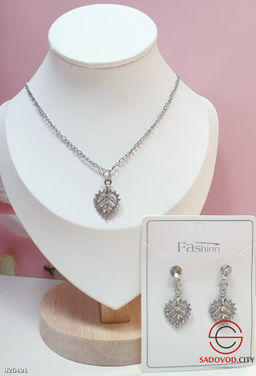 Комплект украшений женский: серьги гвоздики и подвеска ожерелье