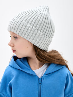 Светло-серая вязаная шапка
