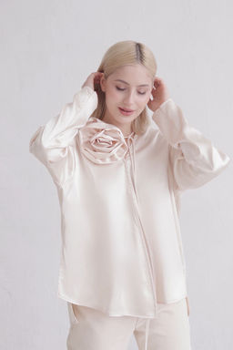 12343 Блуза шёлковая с цветком слоновая кость