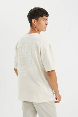 Футболка оверсайз с круглым вырезом на спине и короткими рукавами с принтом