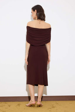 Limited Edition Kahverengi Bodycon Carmen Yaka Kolsuz Esnek Orme Elbise TWOSS26EL00266 - Trendyolmilla фото 4