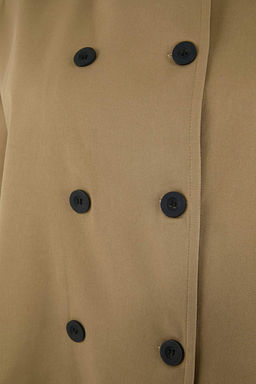 Bej Regular Buyuk Beden Dik Yaka Kemerli Kruvaze Kapama K?sa Trenckot TWOSS26BM00004 - Trendyolmilla фото 7