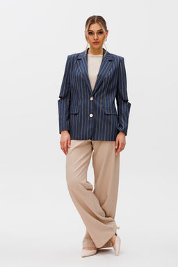 Костюм из жакета, майки и брюк.