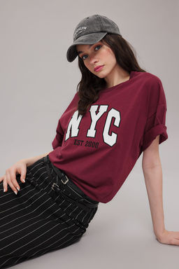 Bordo %100 Kal?n Pamuklu Oversize/Genis Pach Nak?sl? Orme T-Shirt TWOSS25TS00069
