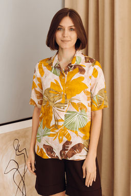 Светло-розовая рубашка с крупным принтом