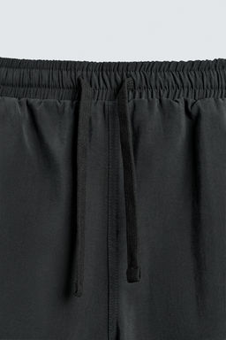 BERMUDA CARGO FLUIDA RELAXED FIT / Negro
