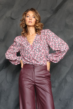 Блузка с глубоким вырезом