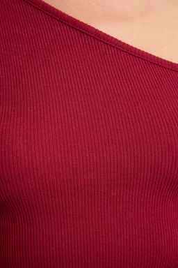 Trendyolmilla Indigo Fitted/Vucuda Oturan Asimetrik Yaka Omzu Ac?k Fitilli Esnek Orme Bluz TWOAW23BZ00088 фото 4