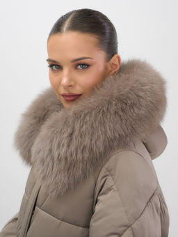 Пальто зимнее утепленное с мехом и капюшоном тренд коричневого цвета 7629K - Visdeer фото 12