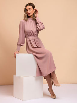 Платье длины миди розовое с драпировкой и длинными рукавами - 1001dress фото 2