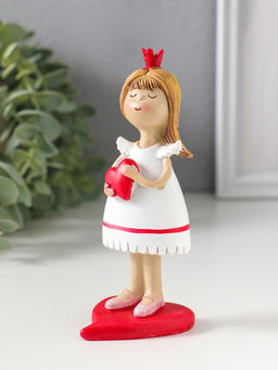 Сувенир полистоун "Маленькая принцесса с алым сердцем" 5х5,5х13 см