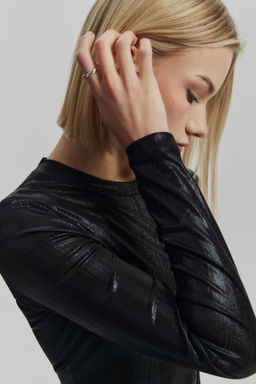 Лонгслив укороченный с блестящим покрытием