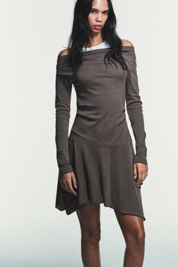 VESTIDO CORTO ASIM?TRICO / Marr?n vigor?