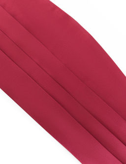 Бордовый костюм с галстуком-бабочкой и поясом