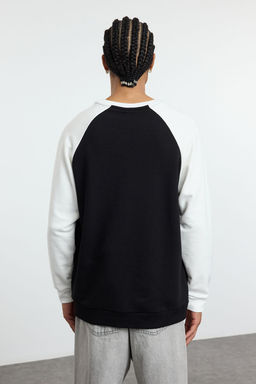 TRENDYOL MAN Siyah Oversize/Genis Kesim Reglan Kol Bask? Detayl? Renk Bloklu Sweatshirt TMNAW25SW00090 - Trendyolmilla фото 5