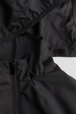 Chaqueta cortavientos con capucha